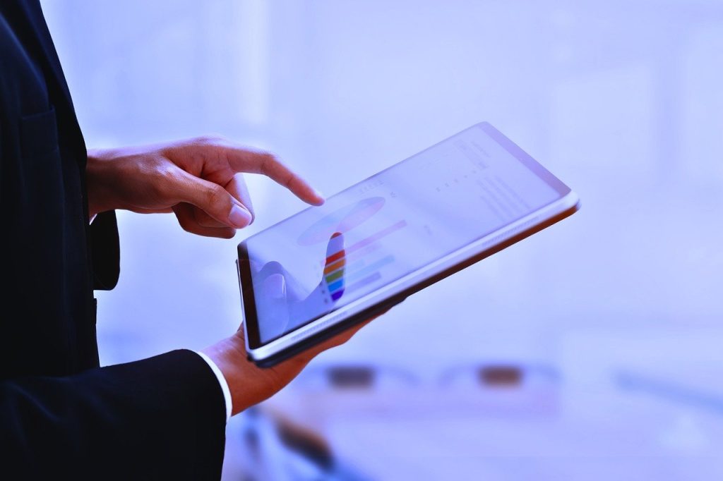 Persona usando una tablet táctil