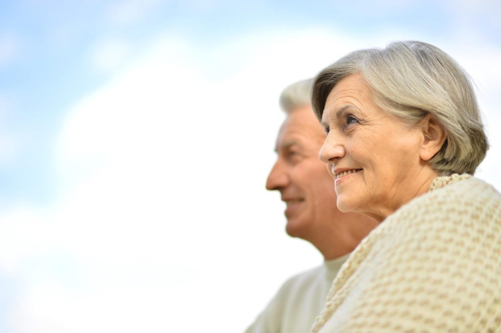 Pareja de ancianos sonriendo