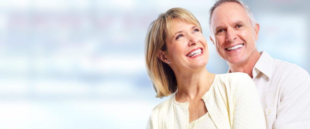 Pareja sonriente y feliz